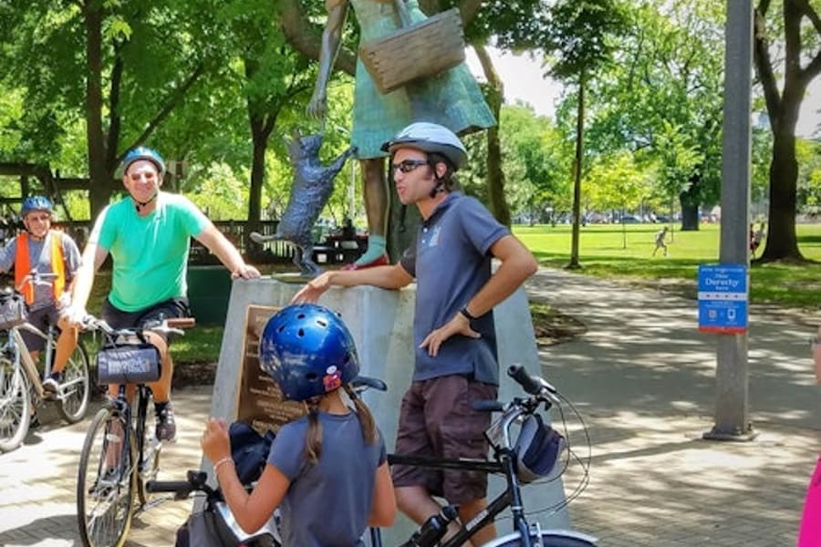 شکاگو: فیملی اور فوڈ گائیڈڈ بائیک ٹور, at Chicago Food Tours, Chicago