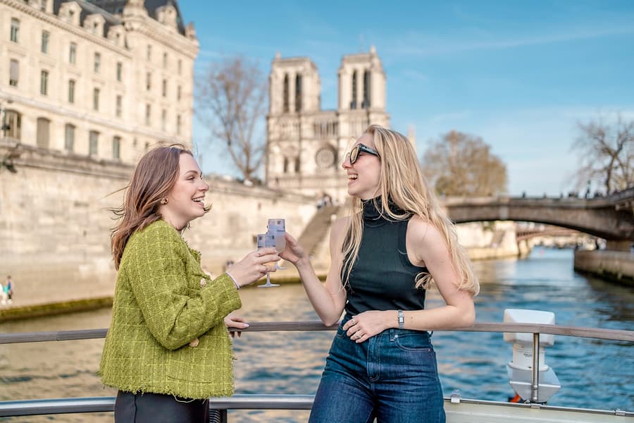 Seine River Cruise with Champagne from Notre-Dame, at Bateaux Parisiens
