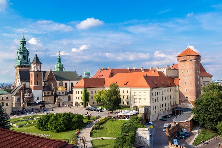 Cracovia: Tour guiado por el Wawel, almuerzo y crucero por el río Vístula, at plac Świętej Marii Magdaleny, Krakow