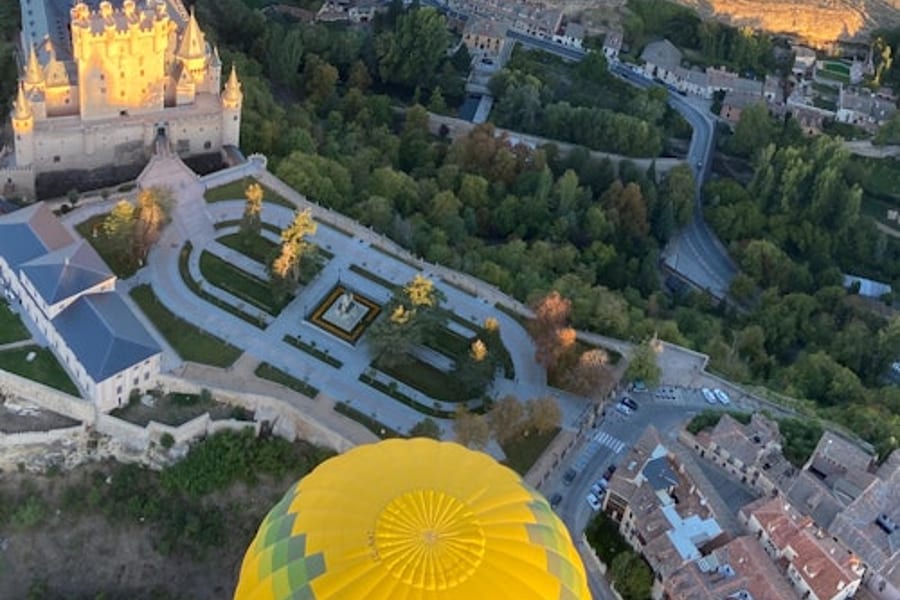 Segovia: Hot Air Balloon Flight with Breakfast and Cava, Segovia