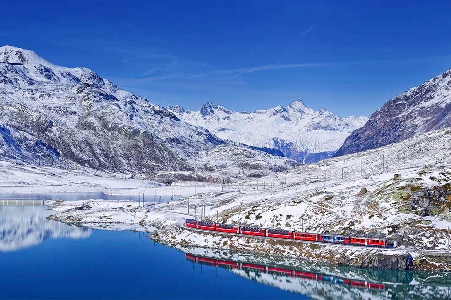การสำรองที่นั่ง Bernina Express: จาก Tirano ไปยังหรือจาก St. Moritz หรือ Chur, Chur
