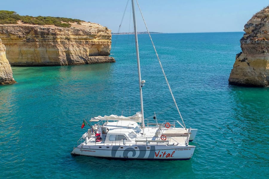 Benagil Caves: Guided Boat Tour from Vilamoura + Brunch + Open Bar, Albufeira