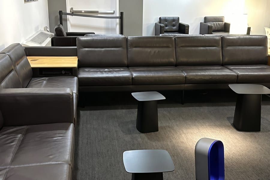 New York JFK Airport: HelloSky Lounge at Terminal 4, at JFK Airport Terminal 4 HelloSky Lounge