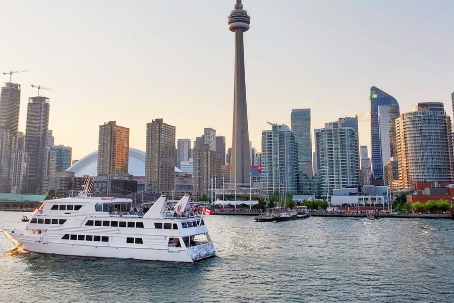 Toronto Harbour: Dinner Cruise + Unlimited Drinks, Toronto