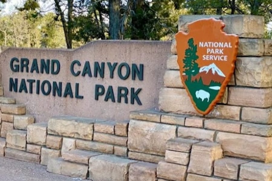Grand Canyon National Park: One-Way or Roundtrip Shuttle Transfer from Las Vegas