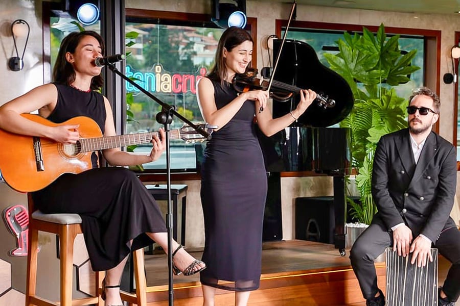 Crociera Brunch sul Bosforo con Tavolo Privato e Musica dal Vivo, Istanbul
