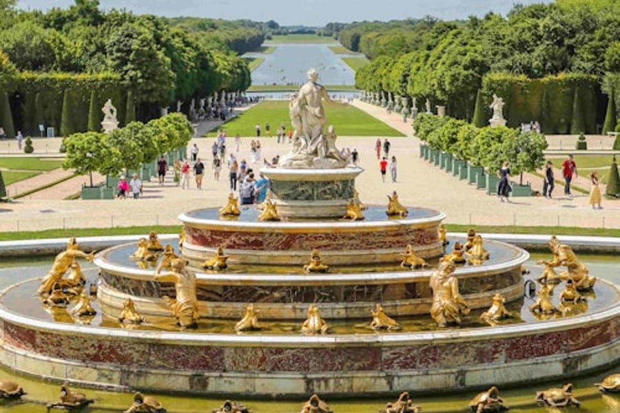 Palace of Versailles: Guided Tour + Transport