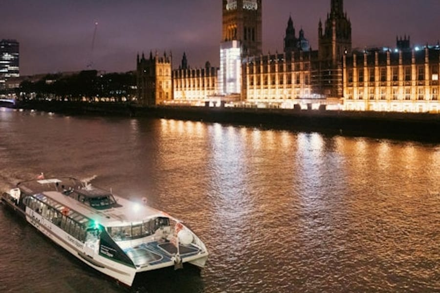 Uber Boat by Thames Clippers: Pase de 1 día con subidas y bajadas ilimitadas + entrada al Painted Hall, at Old Royal Naval College, London