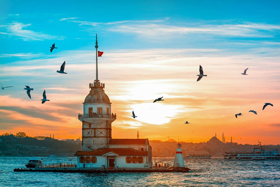 Crociera al tramonto sul Bosforo e Corno d'Oro in yacht con guida parlante inglese, Istanbul