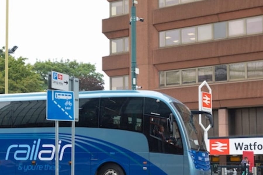 Watford: bussikuljetus Lontoon Heathrow’n lentoasemalle / lentoasemalta, at London Airport Transfers, London
