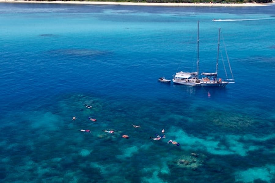 Walk, Sail and Snorkel: Great Barrier Reef & Green Island Tour from Cairns