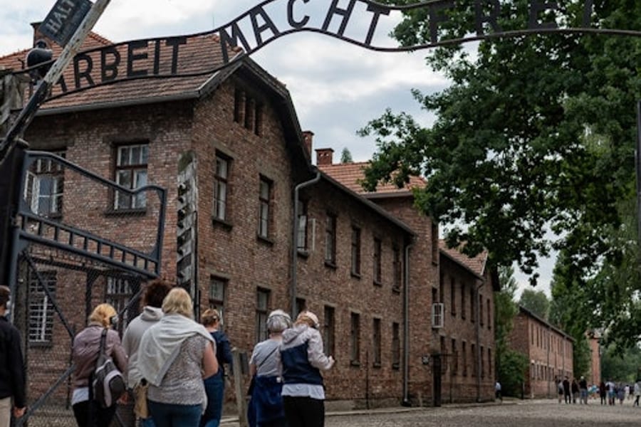 Auschwitz-Birkenau: Guided Tour + Transport