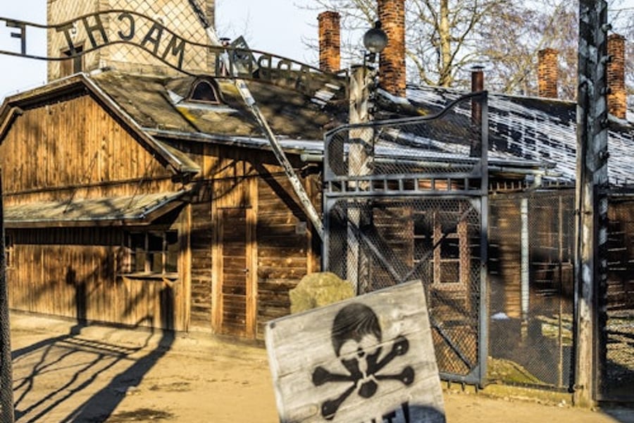 Auschwitz-Birkenau: Guided Tour + Roundtrip from Warsaw