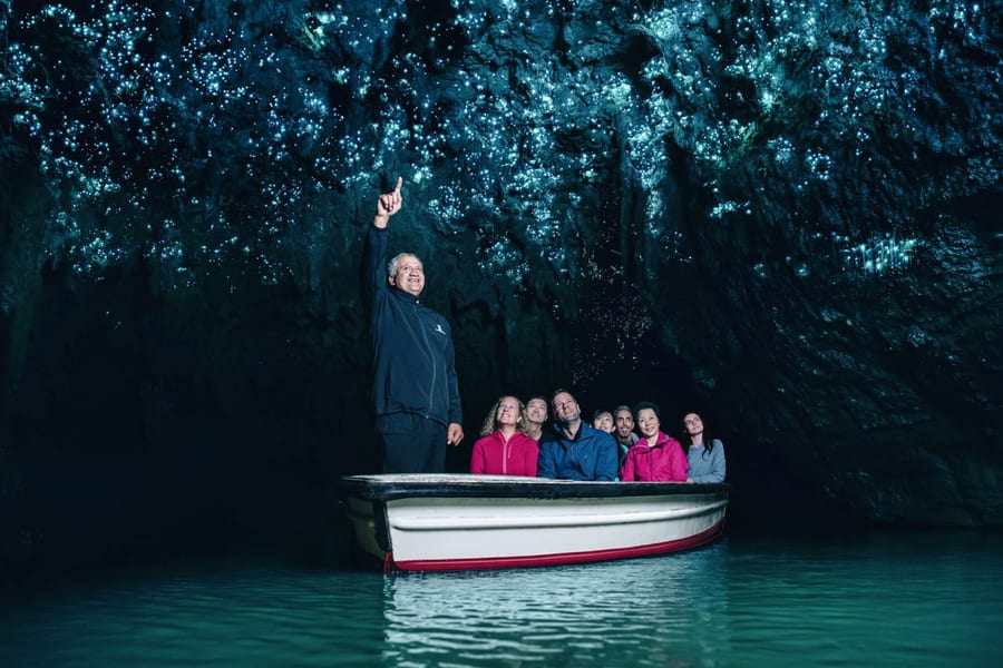 From Auckland: Hobbiton Movie Set & Waitomo Glowworms Caves Guided Tour, Auckland