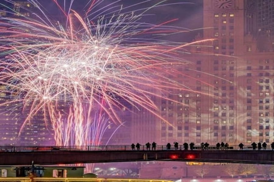 Chicago: Fireworks Cruise with River or Lake Viewing Options