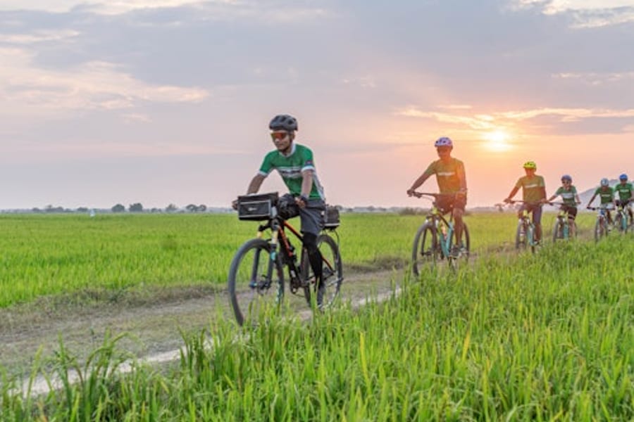 רכיבה בשקיעה בסיאם ריפ, at Siem Reap Bike Tours, Siem Reap