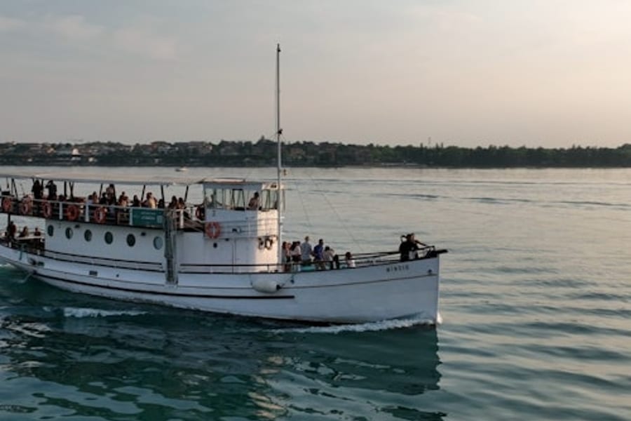 Gardajärvi: Historiallinen veneretki Peschiera del Gardasta, at Lake Garda Boat Tours, Sirmione
