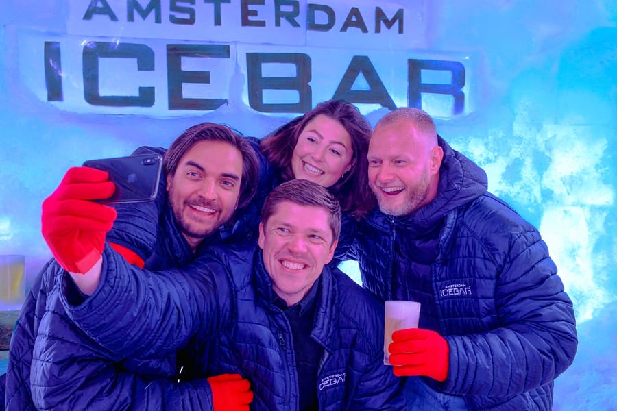 कॉम्बो: आइसबार एम्स्टर्डम + 1-घंटे की कैनाल क्रूज टिकटें, Amsterdam