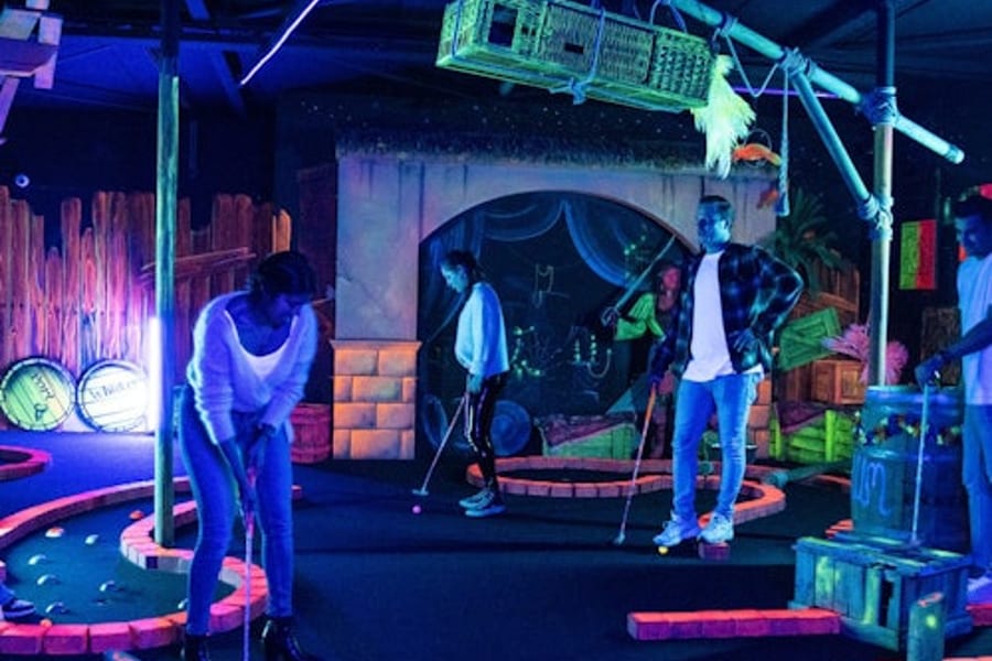 Aloha Amsterdam: Világító Minigolf, at Aloha Amsterdam, Amsterdam