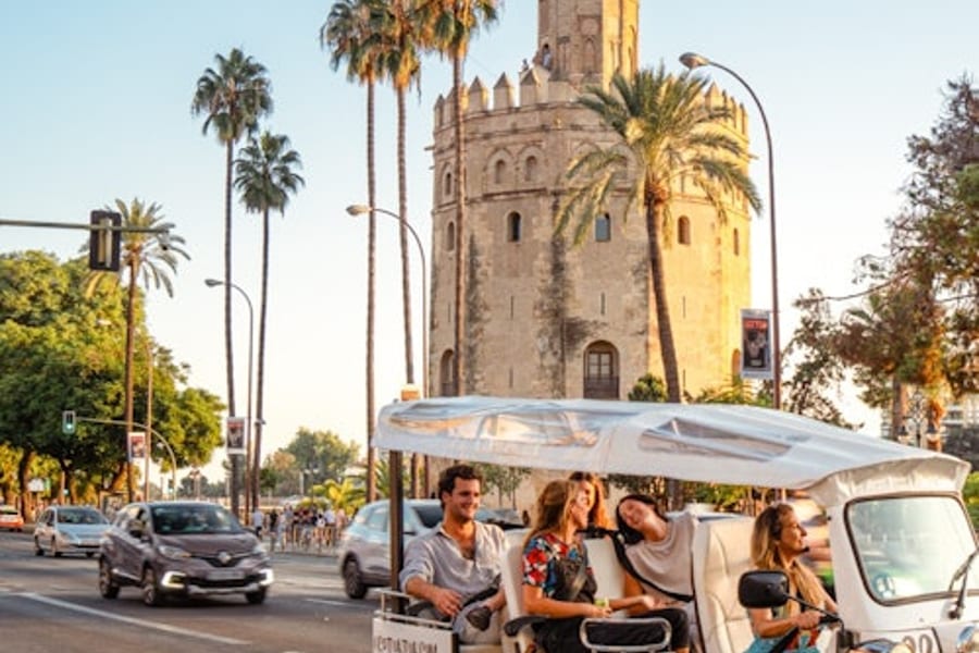 Sevilla: 1-uur durende rondleiding met een privé elektrische tuk tuk, at Seville City Tours, Seville