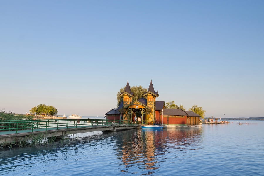 9 ਘੰਟਿਆਂ ਦੀ ਮਾਰਗਦਰਸ਼ਕ ਯਾਤਰਾ ਝੀਲ ਬਾਲਾਤੋਨ ਅਤੇ ਟਿਹਾਨੀ ਪੈਨਿਨਸੁਲਾ ਦੀ ਕ੍ਰੂਜ਼ ਅਤੇ ਗੋਲ-ਯਾਤਰਾ ਆਵਾਜਾਈ ਨਾਲ, Budapest
