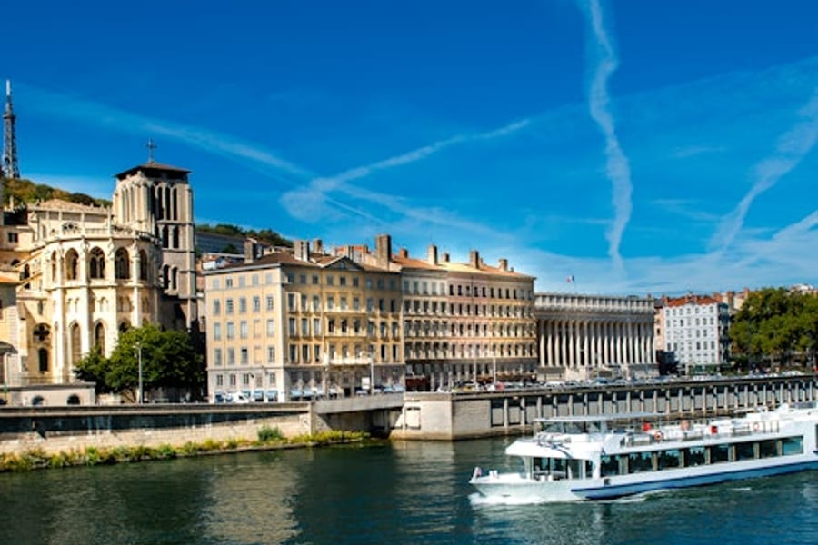 लेस बैटॉ ल्योनैस हर्मेस II के साथ साओन पर लंच क्रूज, at Lyon Cruises, Lyon