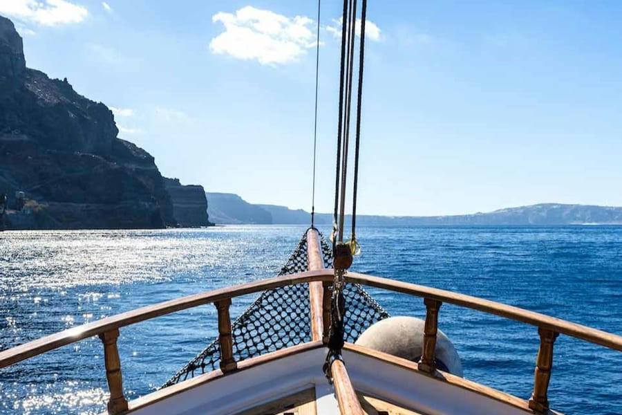 Santorini: Guided Volcano and Hot Springs Boat Tour, Firá