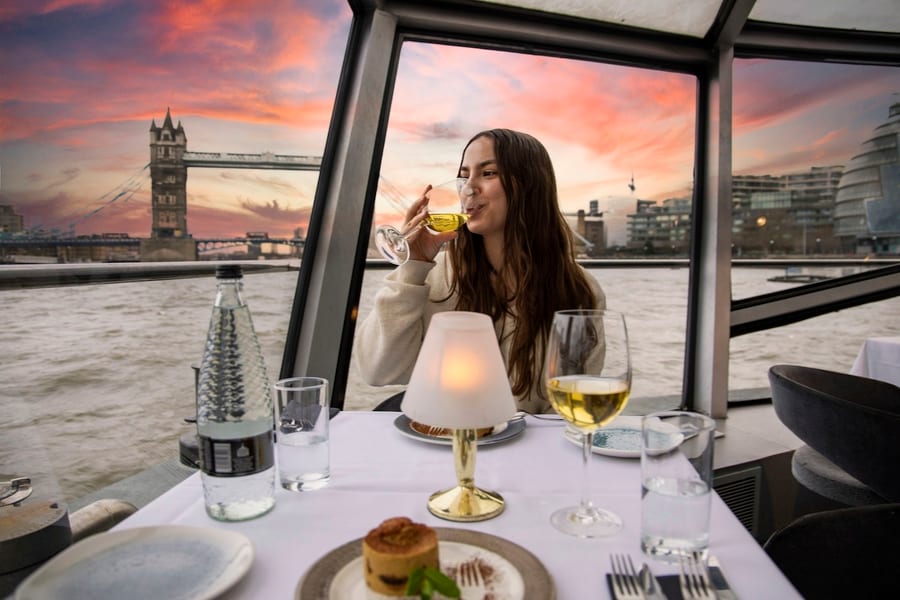 Thames-flodens Middagskrydstogt med Velkomstdrink, at City Cruises London Westminster Pier, London