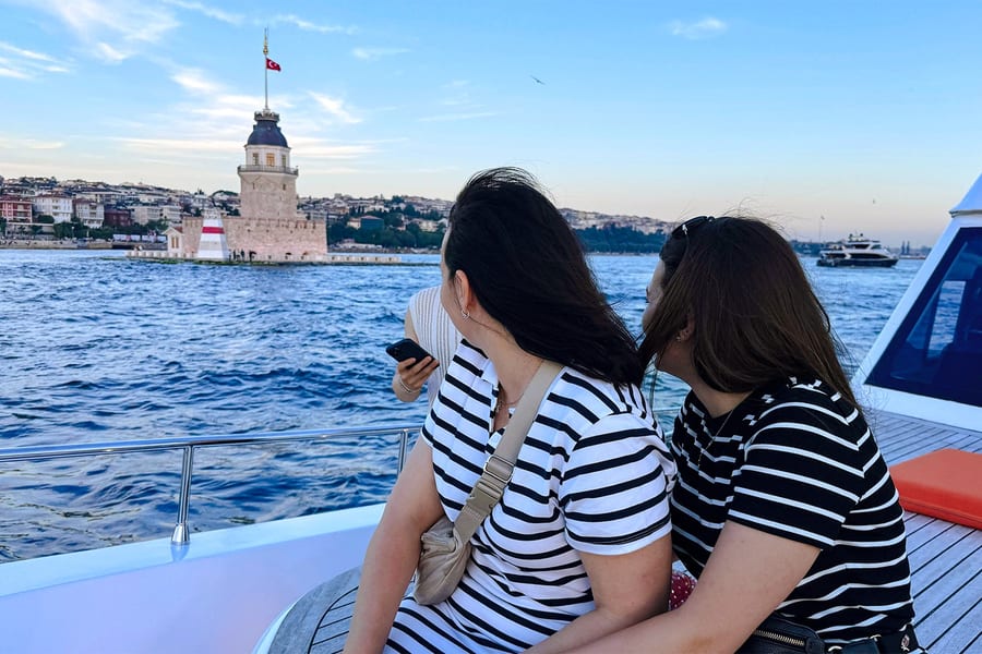 Crociera privata di lusso sul Bosforo in yacht con cena, bevande e trasferimenti, Istanbul