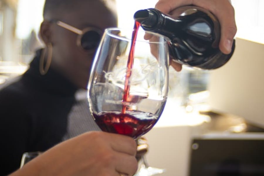 Barcelona: Navegación Premium de 2 Horas en Pequeño Grupo con Degustación de Vinos, at Barcelona Boat Trips, Barcelona