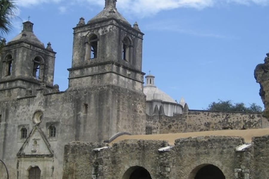 سان انتونیو: چھوٹے گروپ کی رات کی سیر + دریائی کروز + امریکن ٹاور میں داخلہ, at San Antonio City Tours, San Antonio