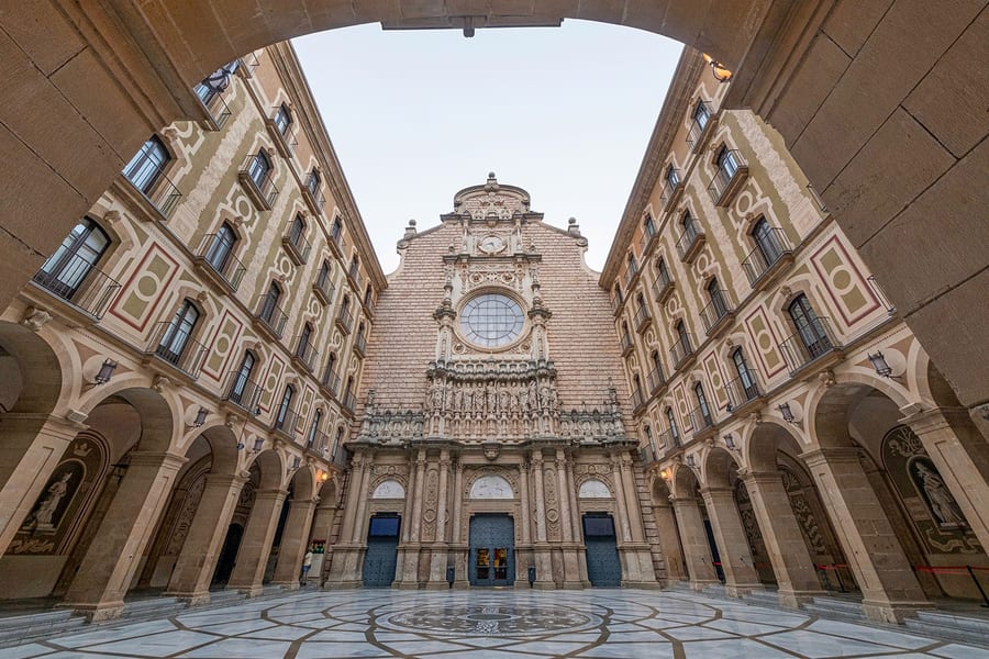 Desde Barcelona: Excursión de un día a Montserrat con la Virgen Negra, experiencia de degustación y almuerzo, at Carrer de Roger de Llúria, 117, L'Eixample, Barcelona