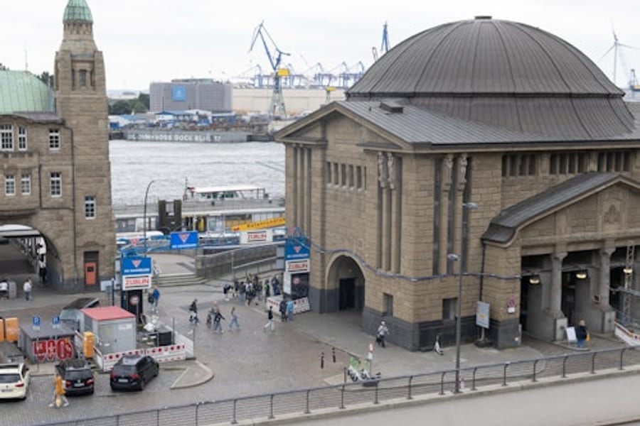 Hamburg: Riverfront Guided Walking Tour in German