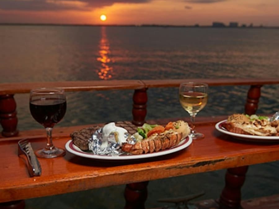 Cancún: Columbus Dinner Cruise and Live Music