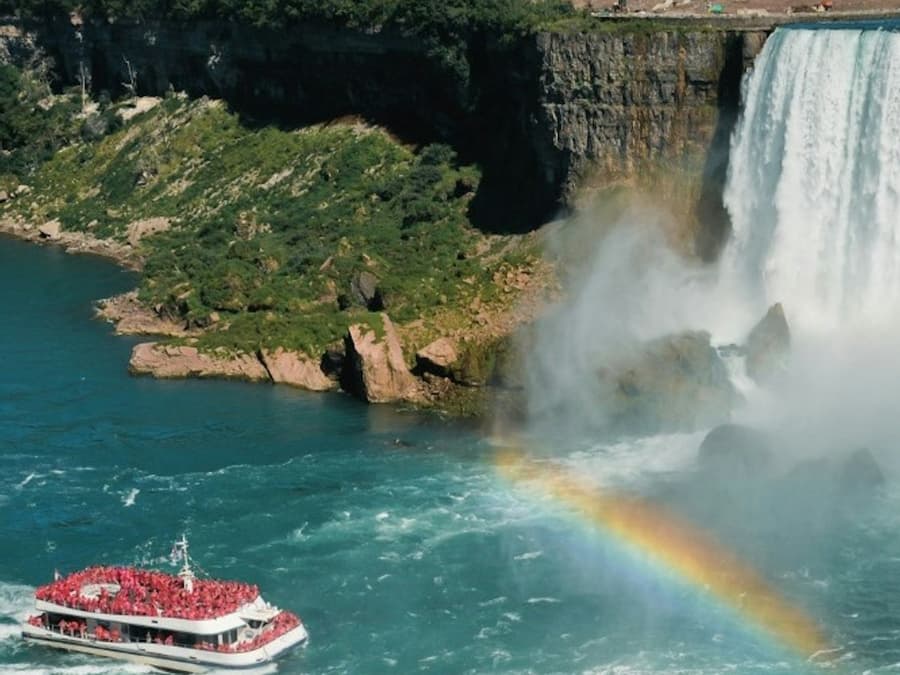 Niagara Falls (CA): Guided Bus Tour + Boat Cruise + Maple & Chocolate Tastings