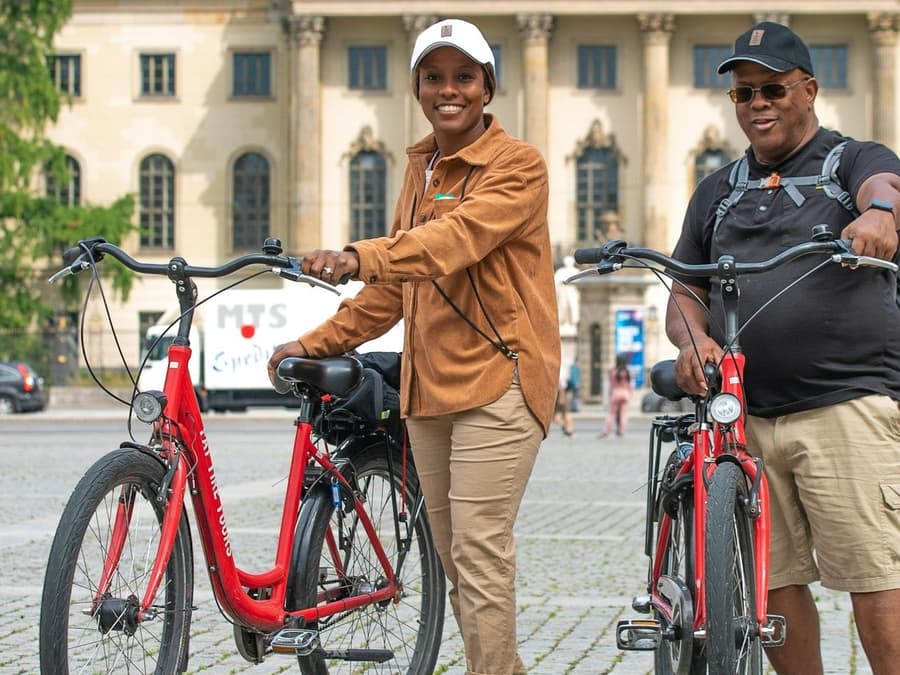 Berlin: Guided Bike Tour with Beer Garden Stop