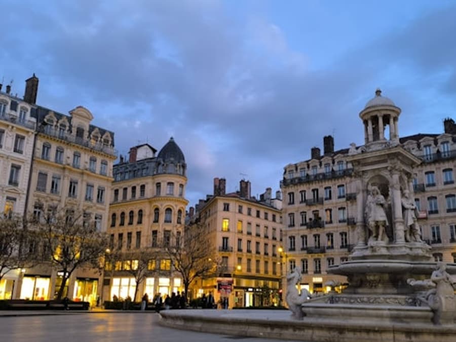 Lyon: Sunset Guided Food Tour