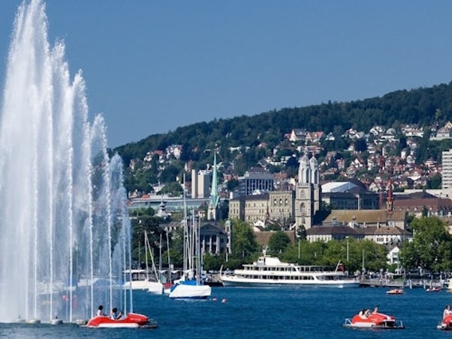 Zurich: Guided Old Town Tour + Lindt Home of Chocolate Entry + Lake Cruise