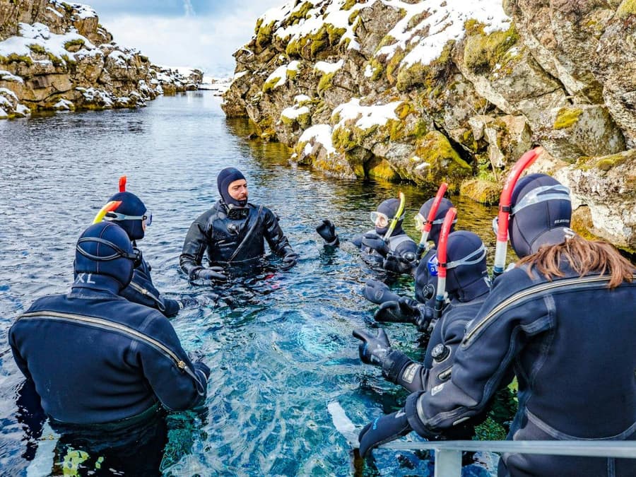 Silfra: Snorkeling or scubadiving between two continents tour with photos
