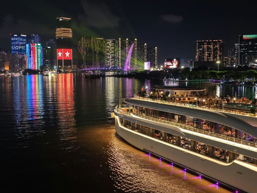 Saigon River: Dinner Cruise + Drinks