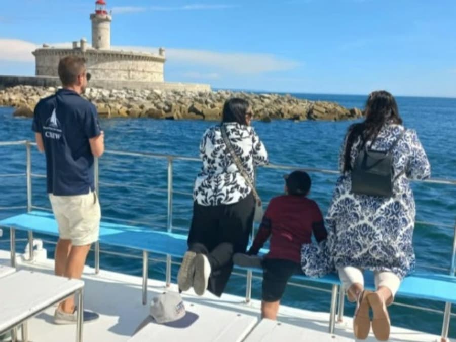 Lisbon: Sightseeing Boat Cruise + Snacks & Drinks + Music