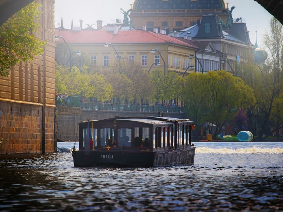 Prague: Boat Cruise + Charles Bridge Museum Entry
