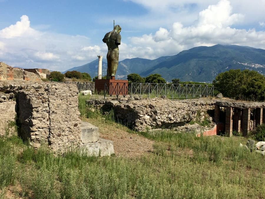 From Naples: Pompeii & Amalfi Coast Full-Day Trip with Lunch