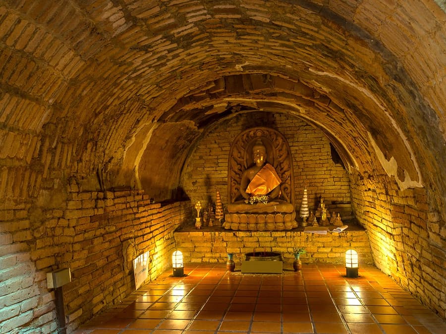 From Chiang Mai: Doi Suthep, Wat Umong, and Wat Pha Lat Sunrise Guided Tour with Hotel Transfers