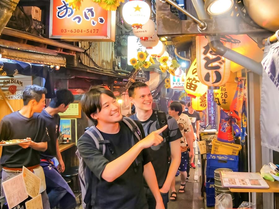 Tokyo: Shinjuku Bar Hopping Tour with All-You-Can-Drink and Dinner