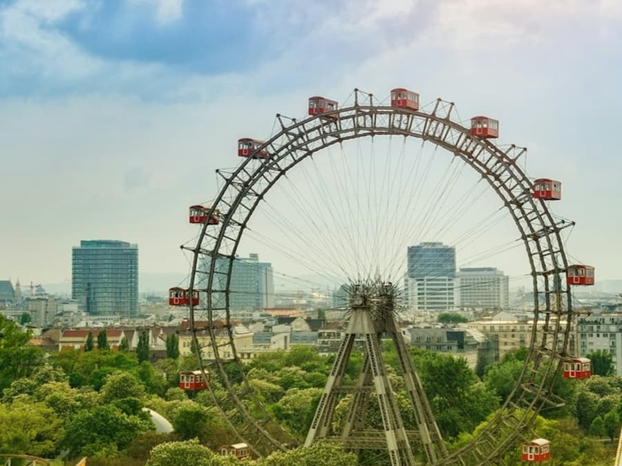 Vienna: Wurstelprater Amusement Park Exploration Game