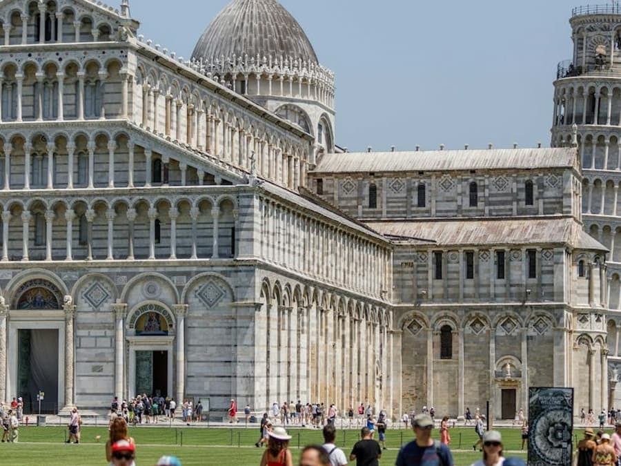 Pisa: Multilingual Audio Guide App Walking Tour with Live Guide
