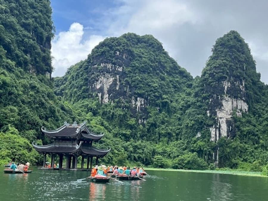 Tam Coc/Trang An, Hoa Lu & Mua Cave: Guided Tour from Hanoi + Boat Ride