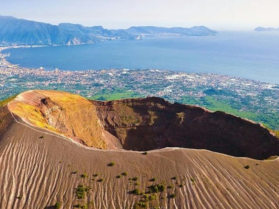 Pompeii & Mt. Vesuvius: Small Group Guided Tour + Roundtrip from Naples + Lunch