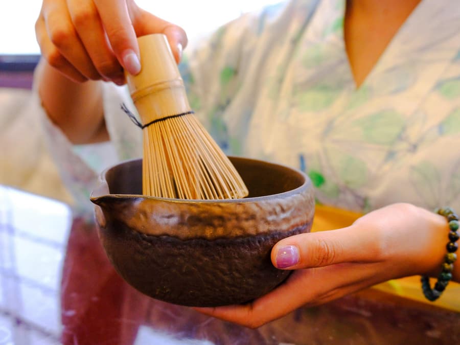 東京の春のお茶会クルーズ、桜のテーマ、デザート、ショー付き